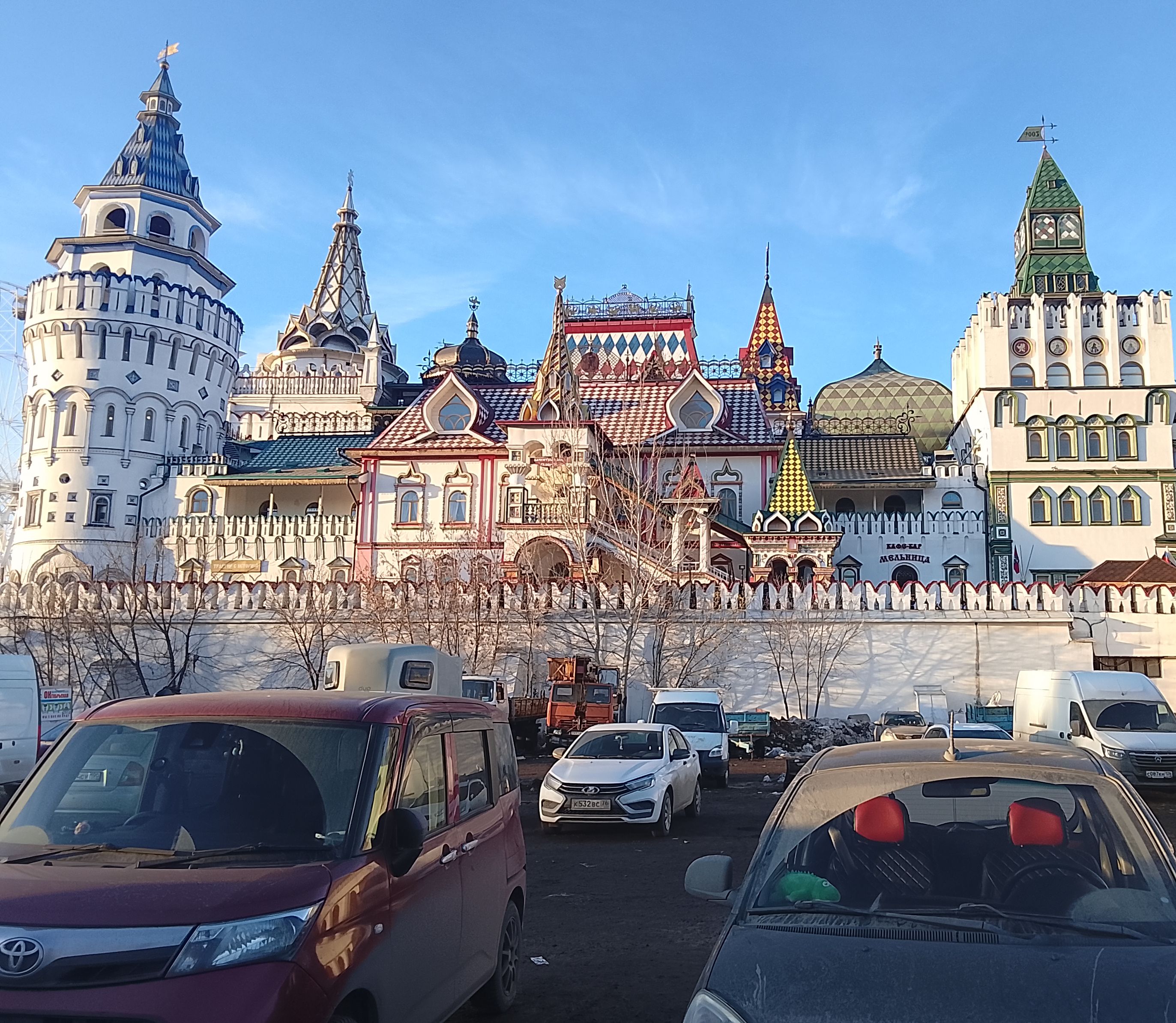Пара рассматривает архитектуру